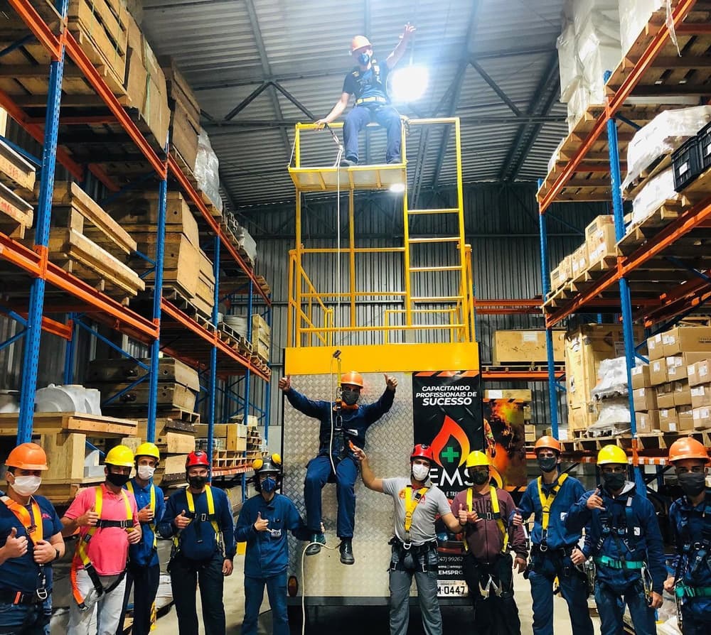 Equipe EMS Assessoria e Treinamentos em atividade de segurança do trabalho