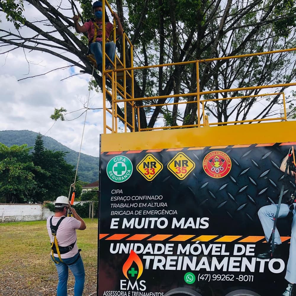 Equipe EMS Assessoria e Treinamentos em atividade de segurança do trabalho
