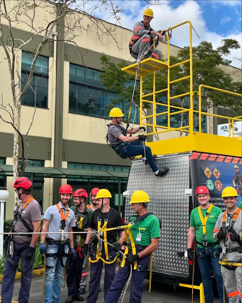 Equipe EMS Assessoria e Treinamentos em atividade de segurança do trabalho